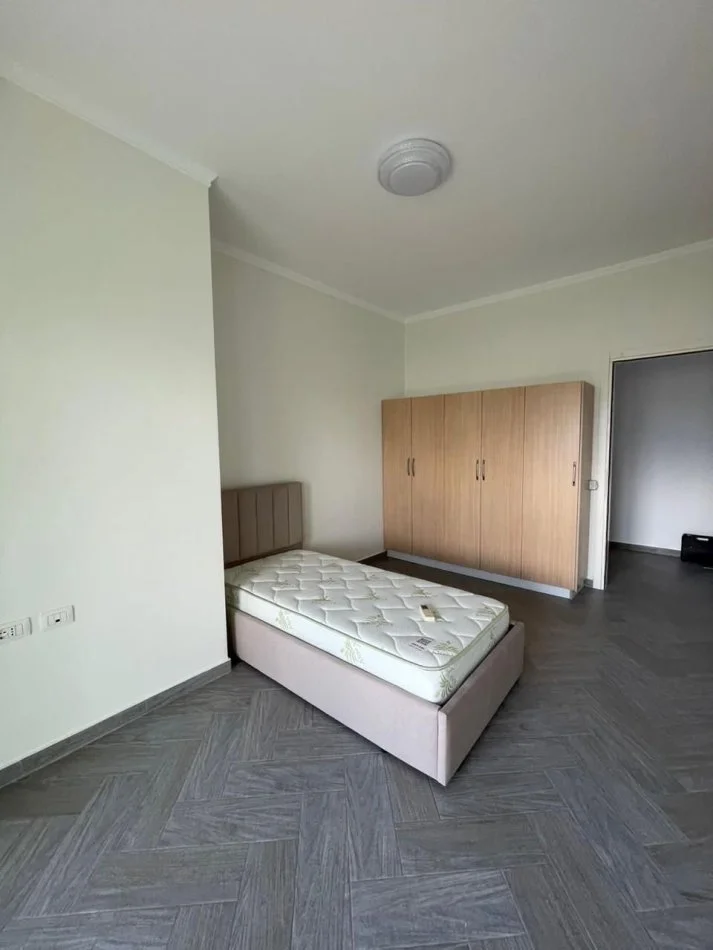Tirane, jepet me qera apartament 2+1+Ballkon Kati 3, 110 m² 700 € (Kopshti Botanik)