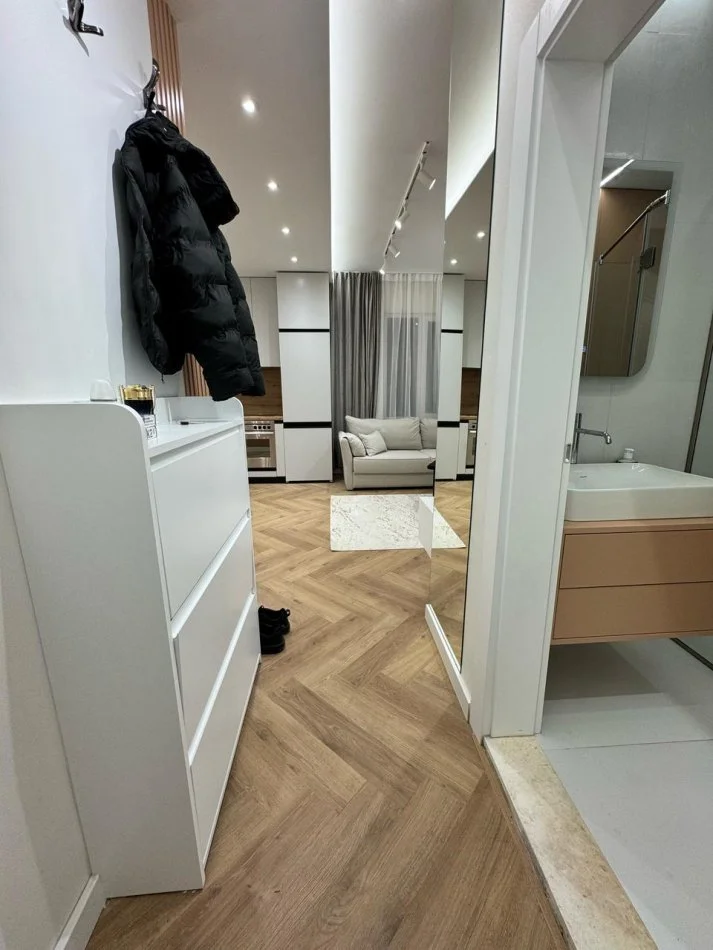 Tirane, jepet me qera apartament 1+1+Ballkon Kati 1, 60 m² 450 € (rruga 5 maj prapa concord center)