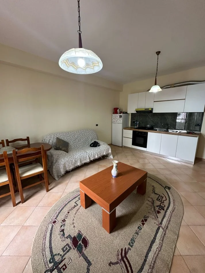 Tirane, jepet me qera apartament 1+1+Ballkon Kati 5, 70 m² 500 € (Ish Ekspozita)