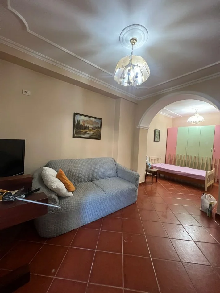 Shqipri, jepet me qera apartament 1+1+Ballkon Kati 0, 68 m² 400 € (RRuga e Mozaikut)