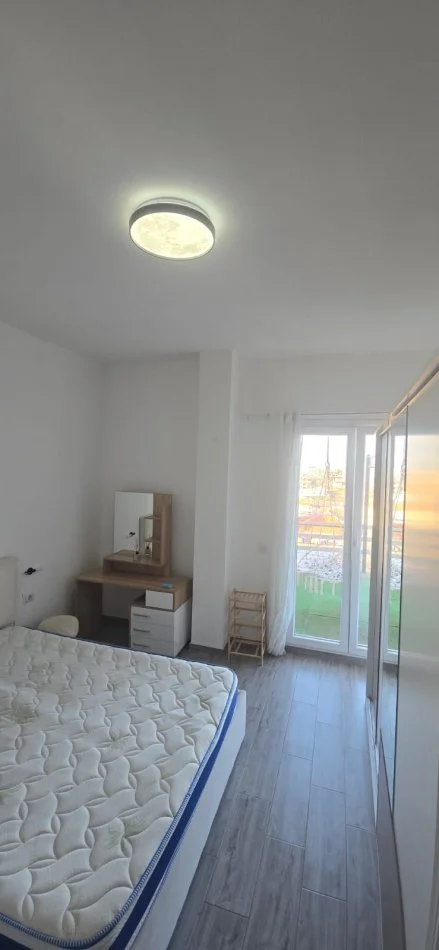 Tirane, jepet me qera apartament 1+1+Ballkon Kati 1, 50 m² 300 € (Nikolle Mekjashi)