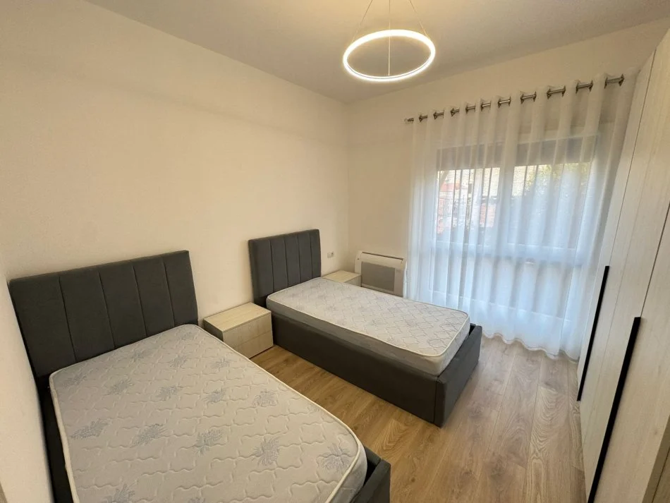 Tirane, jepet me qera apartament 2+1 Kati 1, 110 m² 650 € (Rruga bardhyl)