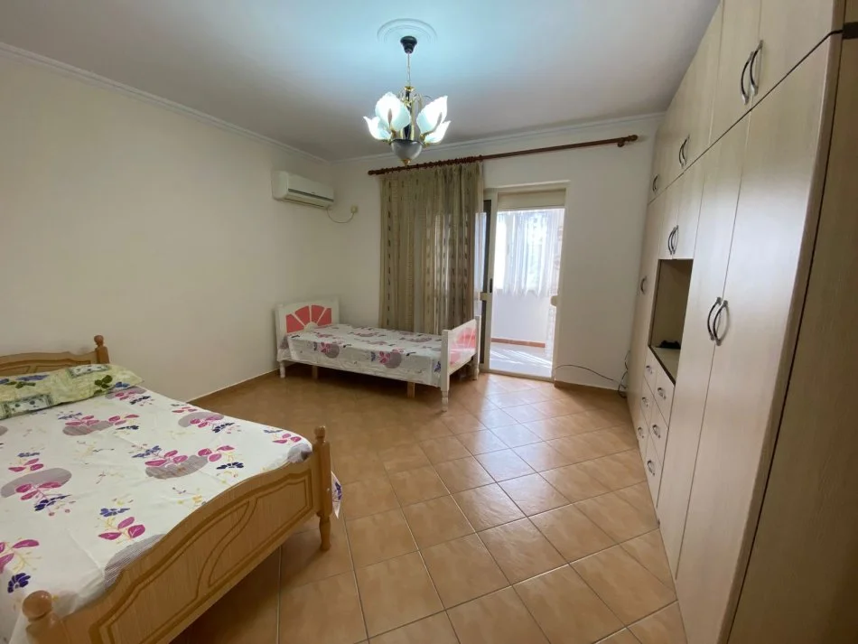 Tirane, jepet me qera apartament 2+1+Ballkon Kati 4, 130 m² 600 € 