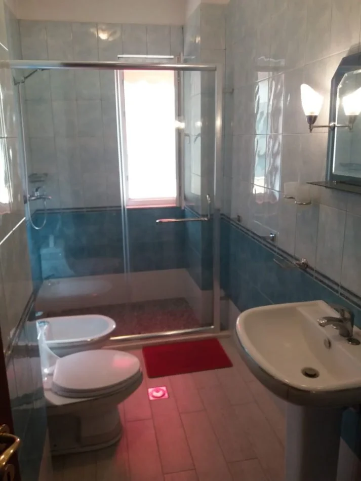 Tirane, jepet me qera apartament 2+1+Ballkon Kati 3, 90 m² 650 € (rruga Elbasanit)