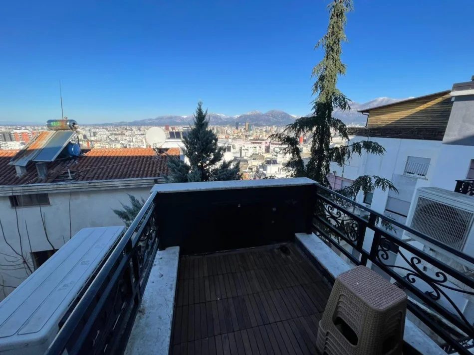 Tirane, shes apartament 2+1+Ballkon Kati 3, 150 m² 285.000 € (Kopshti Botanik)