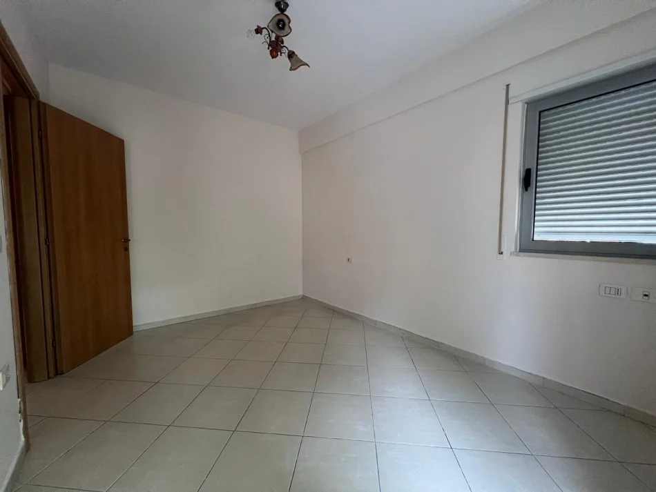 Tirane, jepet me qera apartament 1+1 Kati 1, 400 € (Tek Medreseja)