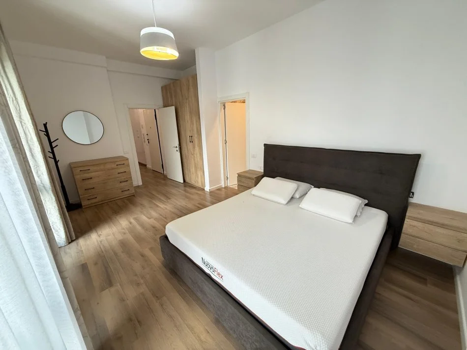 Tirane, jepet me qera apartament 2+1 Kati 8, 130 m² 1.000 € (Square 21)