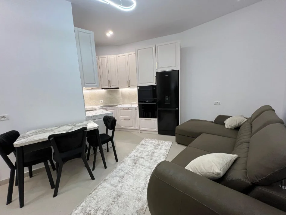 Tirane, jepet me qera shtepi 1+1+Aneks+Ballkon Kati 1, 80 m² 450 € (Mjull Bathore)