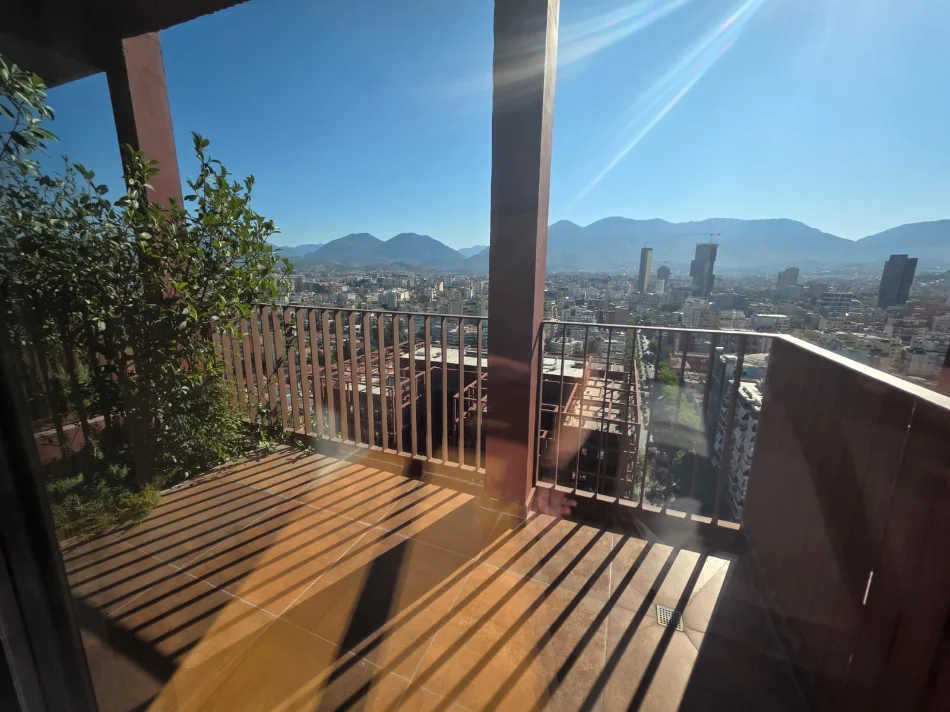 Tirane, jepet me qera zyre Kati 21, 140 m² 2.000 € (Garden Building ,Rruga e Kavajes)