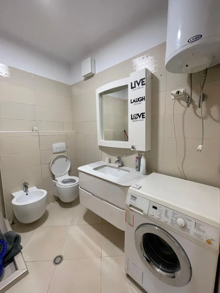 Tirane, jepet me qera apartament 2+1+Ballkon Kati 2, 90 m² 700 € (Kodra e Diellit)
