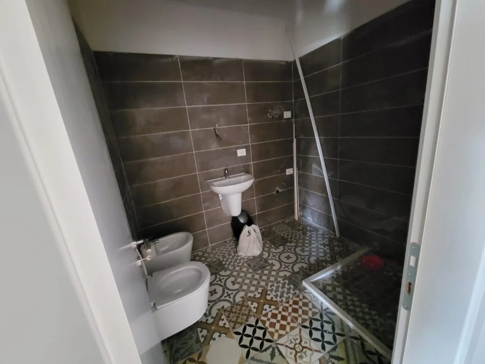 Tirane, jepet me qera apartament 1+1+Aneks+Ballkon Kati 10, 75 m² 450 € (Tirana Golden Park)