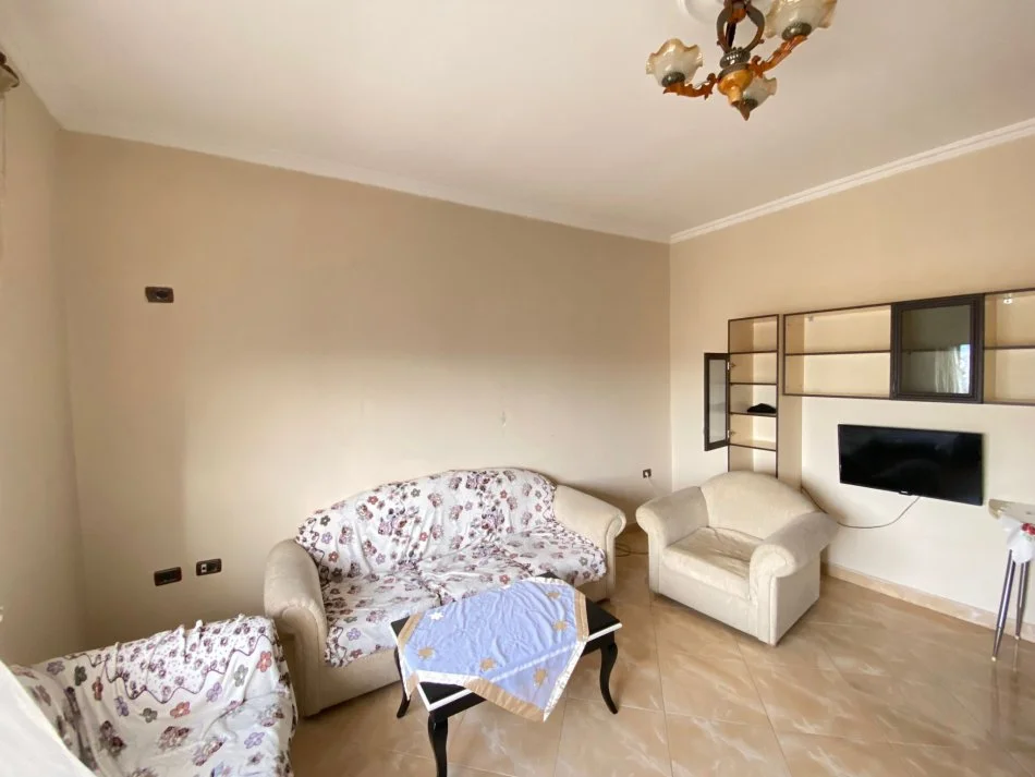 Tirane, jepet me qera 1+1 , 300 € 