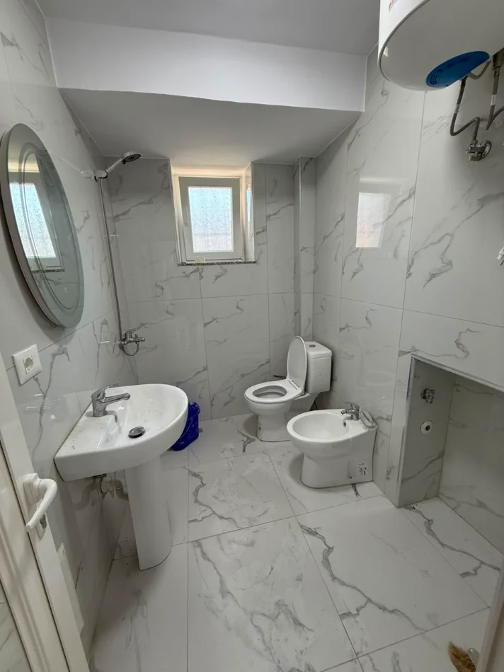 Tirane, jepet me qera apartament 2+1 Kati 2, 75 m² 700 € (Rruga Asim Vokshi)