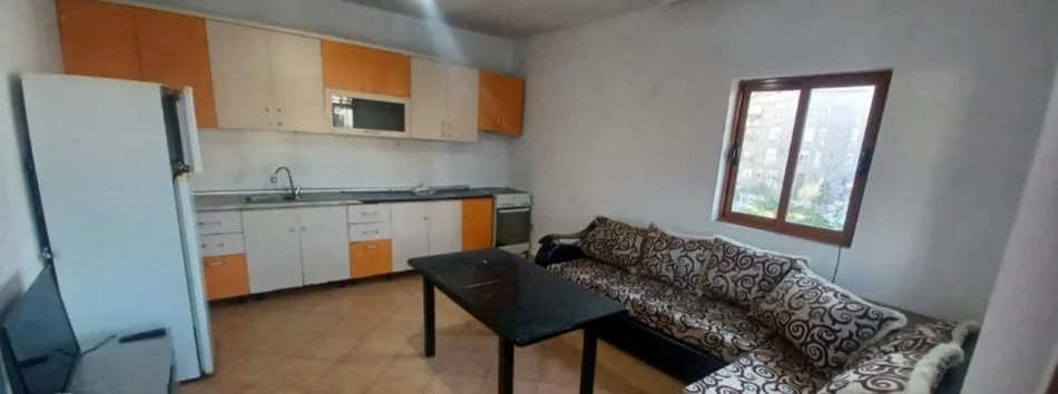Tirane, jepet me qera apartament 1+1 Kati 2, 70 m² 350 € (Rruga Artan Lenja)