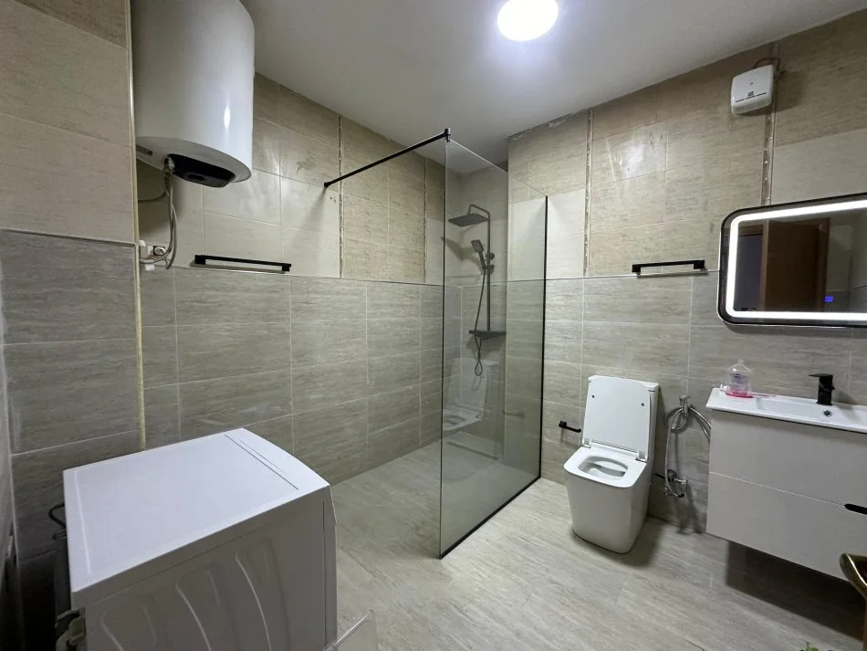 Tirane, jepet me qera apartament 2+1+Ballkon Kati 3, 125 m² 600 € (Stacioni i trrenit)