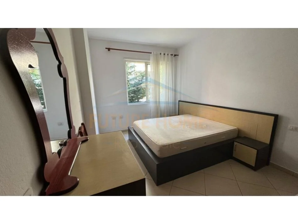 Tirane, jepet me qera apartament 1+1+Ballkon Kati 2, 70 m² 300 € (fresk)