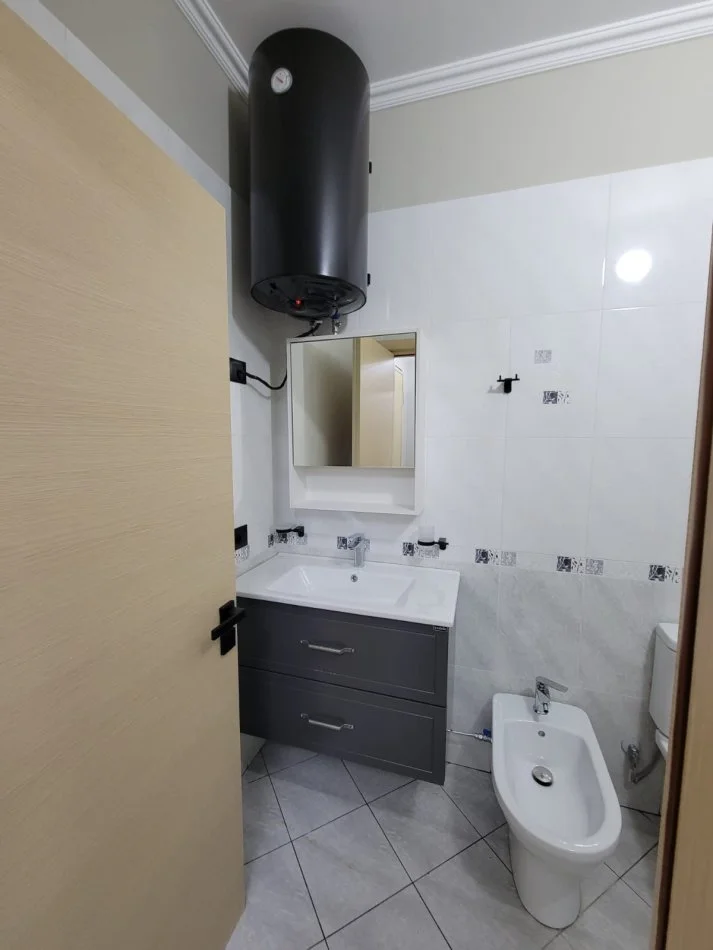 Tirane, jepet me qera apartament 2+1 Kati 2, 420 € (Fresk)