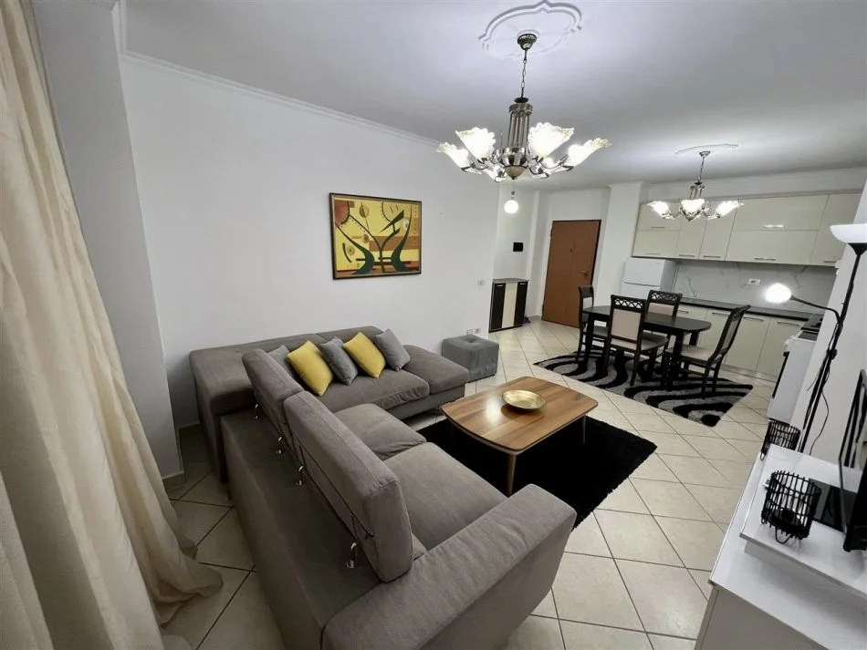 Tirane, jepet me qera apartament 2+1+Ballkon Kati 4, 98 m² 600 € (Rruga Tish Daija)