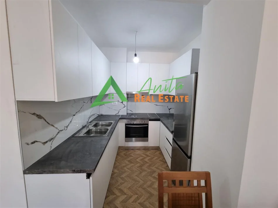 Tirane, jepet me qera apartament 2+1+Ballkon Kati 6, 100 m² 600 € (Ali Demi)