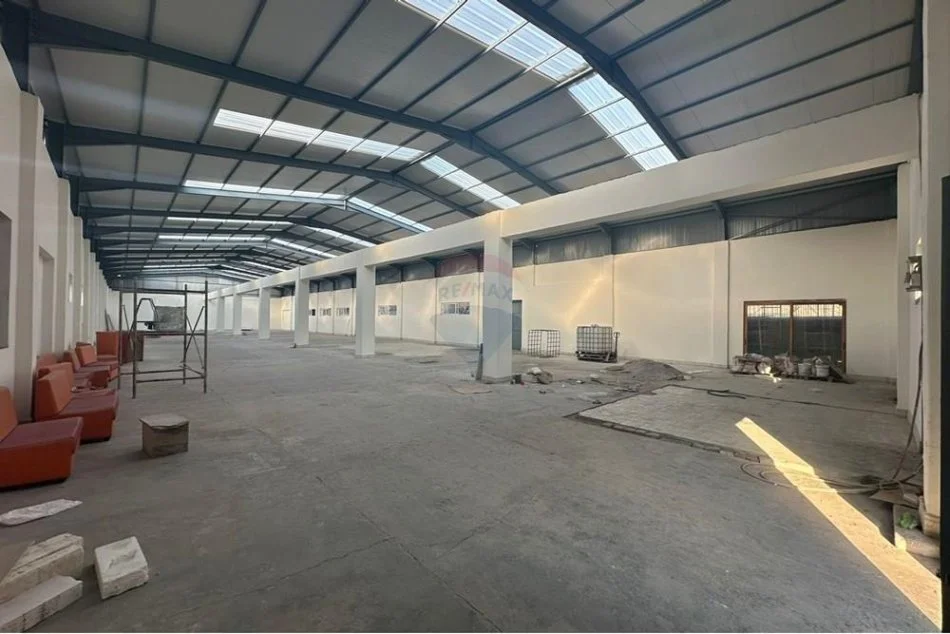 Tirane, jepet me qera magazine Kati 0, 1.000 m² 4.000 € (Rruga Kavajes)