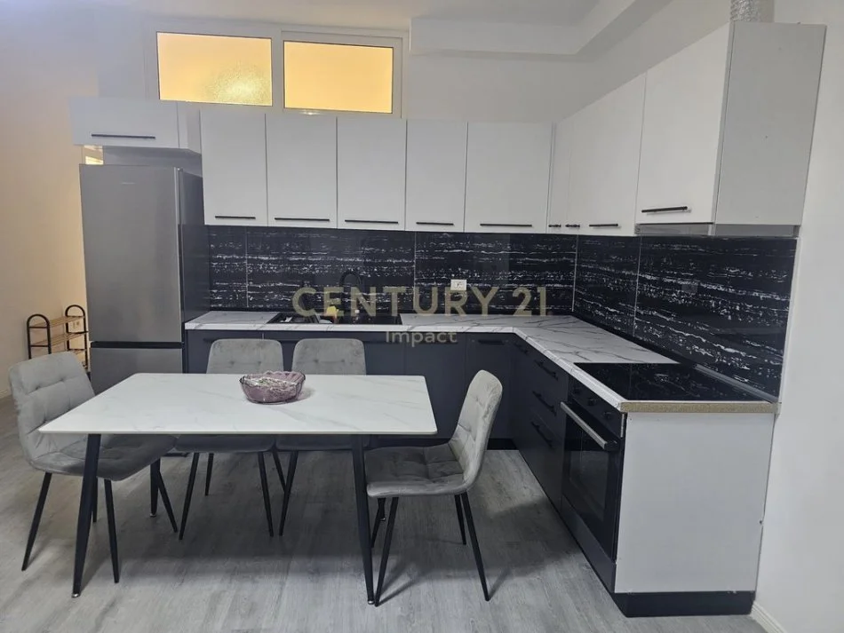 Tirane, jepet me qera apartament 2+1 Kati 3, 78 m² 650 € (5 Maji)