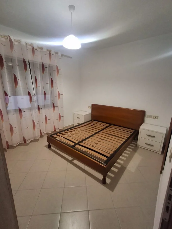 Tirane, jepet me qera apartament 1+1 Kati 3, 300 € 