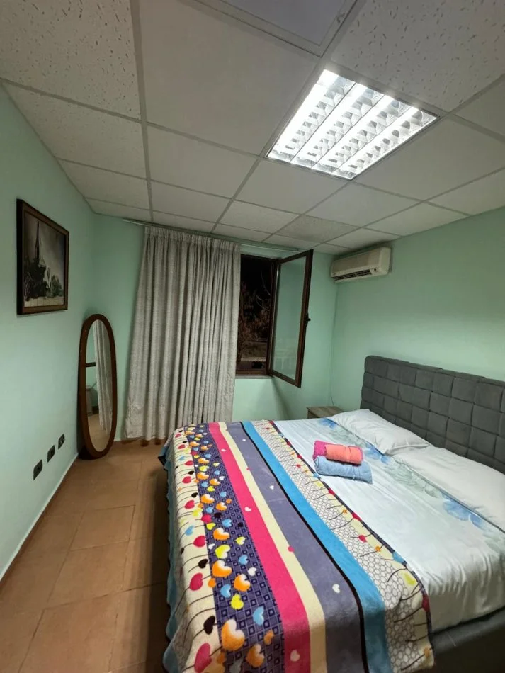 Tirane, jepet me qera apartament 1+1+Ballkon Kati 2, 60 m² 600 € (KAFE FLORA)