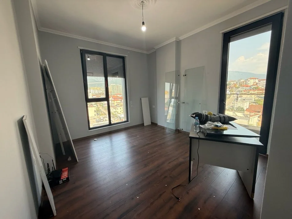 Tirane, jepet me qera apartament 3+1+Ballkon Kati 7, 137 m² 700 € (PORCELAN)