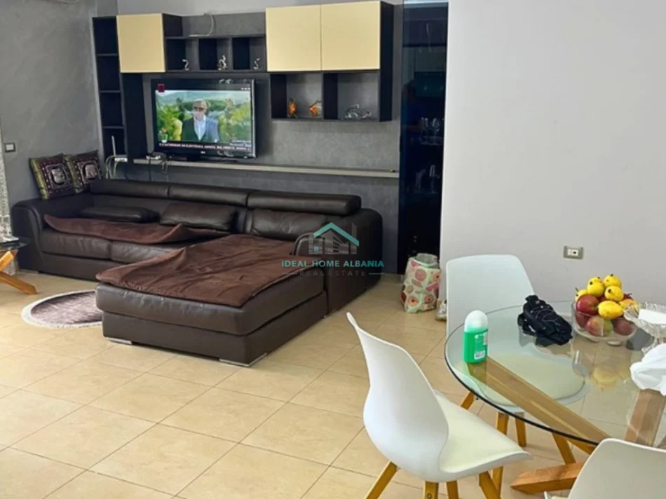 Vlore, jepet me qera apartament 2+1+Ballkon , 100 m² 600 € (Lungomare, vlore)