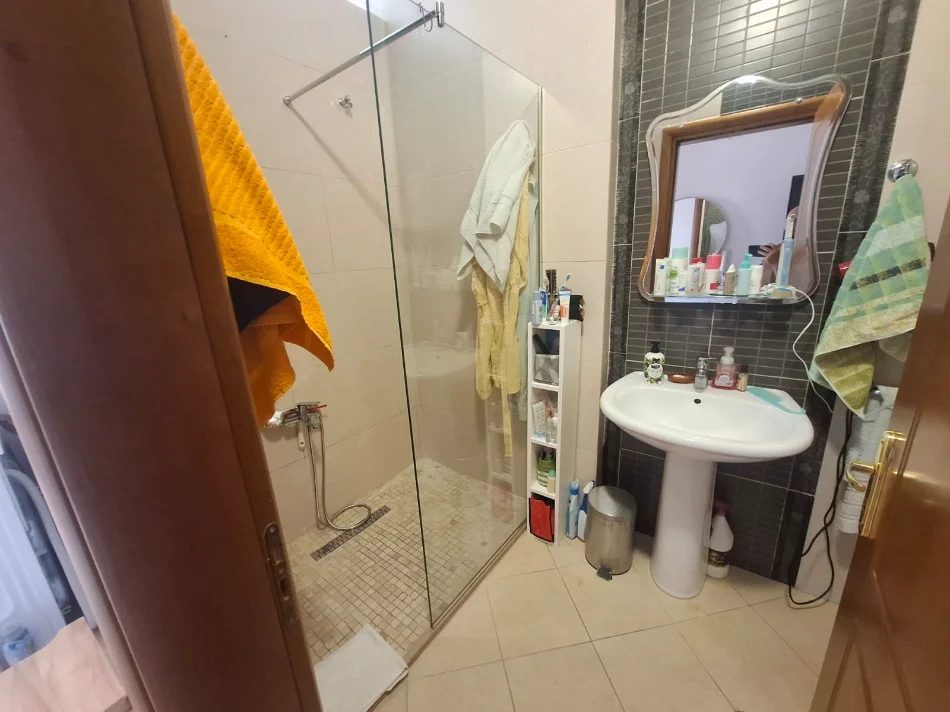 Vlore - Lungomare, jepet me qera apartament 1+1+Ballkon Kati 10, 75 m² 450 € (Rruga Kosova, Skele, Vlore)