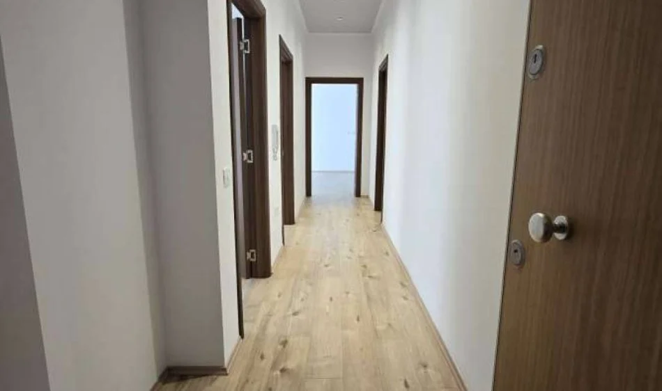 Tirane, jepet me qera zyre Kati 3, 101 m² 700 € (prane Kompleksit Square 21)