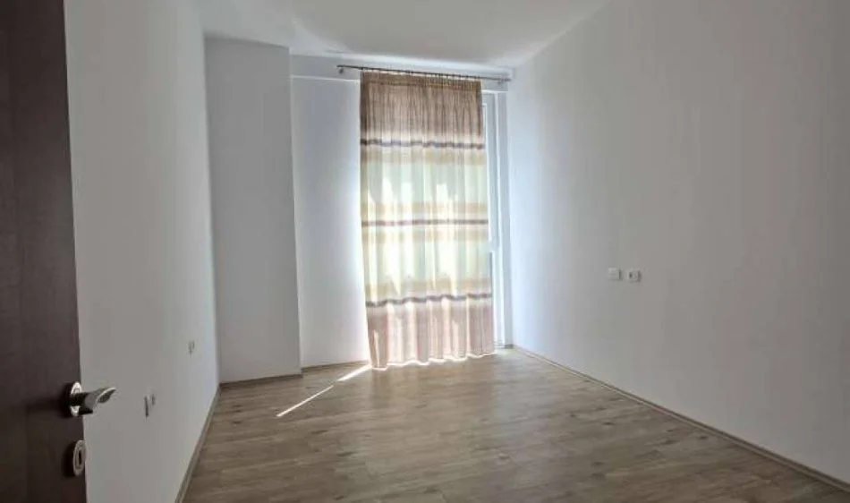 Tirane, jepet me qera zyre Kati 3, 101 m² 700 € (prane Kompleksit Square 21)