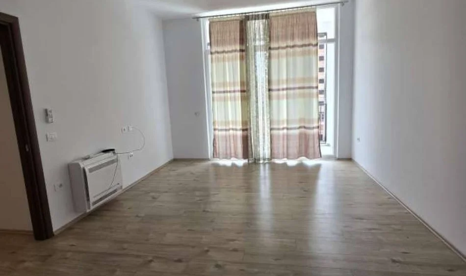 Tirane, jepet me qera zyre Kati 3, 101 m² 700 € (prane Kompleksit Square 21)