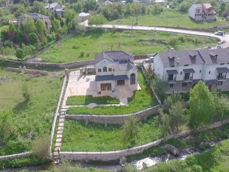 Korce, shitet Vile 3+1 , 240 m² 250.000 € (Voskopoje)