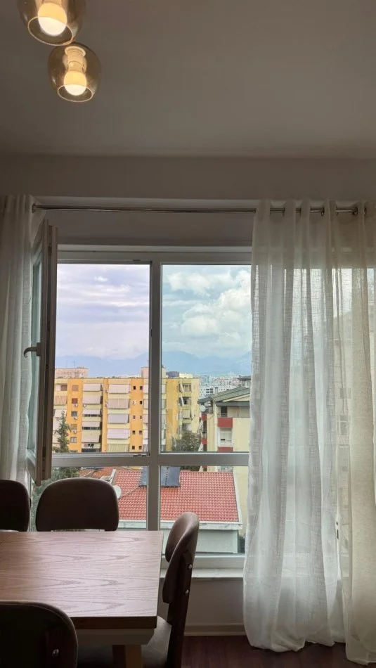 Tirane, jepet me qera apartament 2+1+Ballkon Kati 4, 90 m² 700 € (,Kodra e diellit , prane market cok)