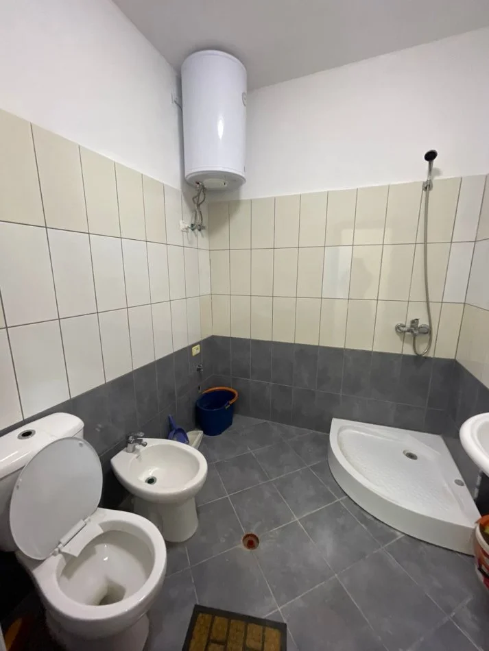 Durres, jepet me qera apartament 2+1+Ballkon Kati 5, 120 m² 400 € (Shkembi Kavajes)