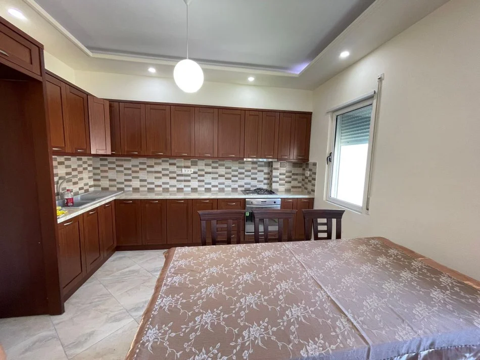 Durres, jepet me qera apartament 2+1+Ballkon Kati 5, 120 m² 400 € (Shkembi Kavajes)