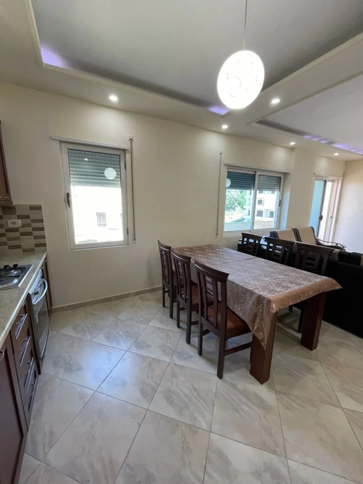 Durres, jepet me qera apartament 2+1+Ballkon Kati 5, 120 m² 400 € (Shkembi Kavajes)