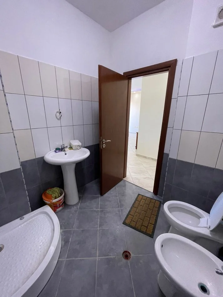Durres, jepet me qera apartament 2+1+Ballkon Kati 5, 120 m² 400 € (Shkembi Kavajes)