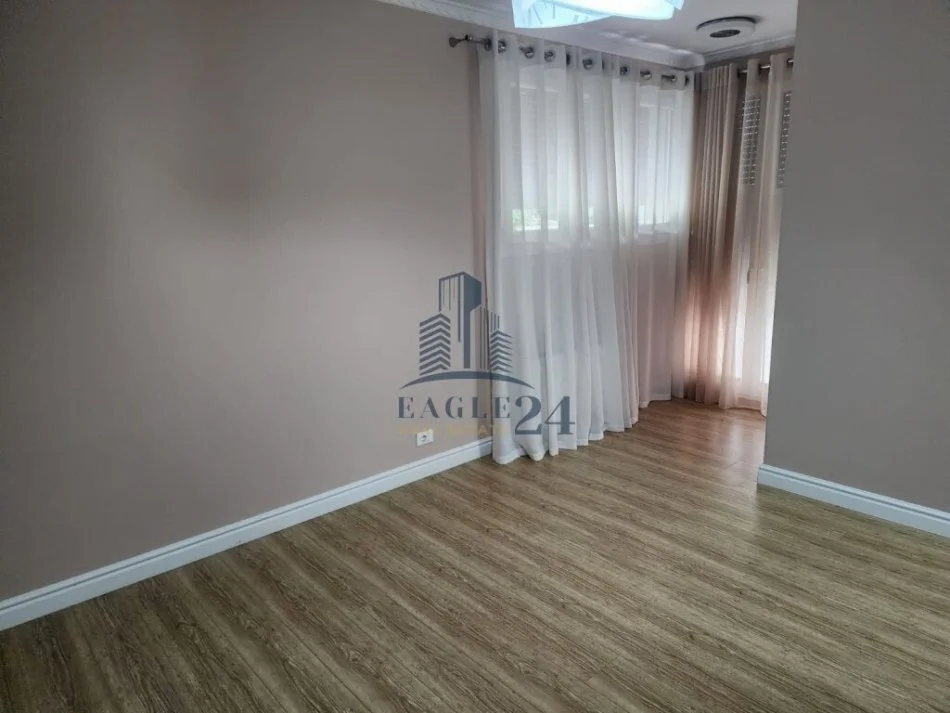 Tirane, jepet me qera 3+1+Aneks+Ballkon Kati 0, 550 m² 2.000 € (teg)