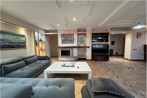 Tirane, jepet me qera apartament 3+1 Kati 8, 200 m² 1.200 € (Komuna e Parisit, Shqipëri)