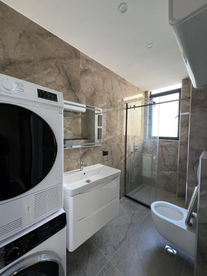 Tirane, jepet me qera apartament 3+1 Kati 3, 1.000 € (Rruga Eduart Mano)