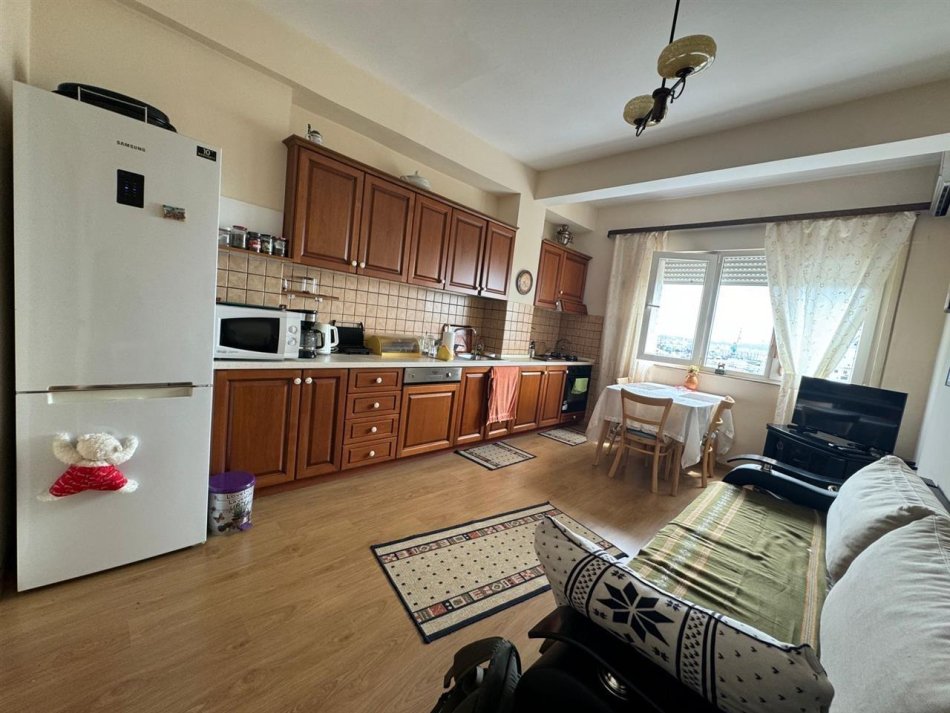 Durres, jepet me qera apartament 2+1 , 98 m² 450 €