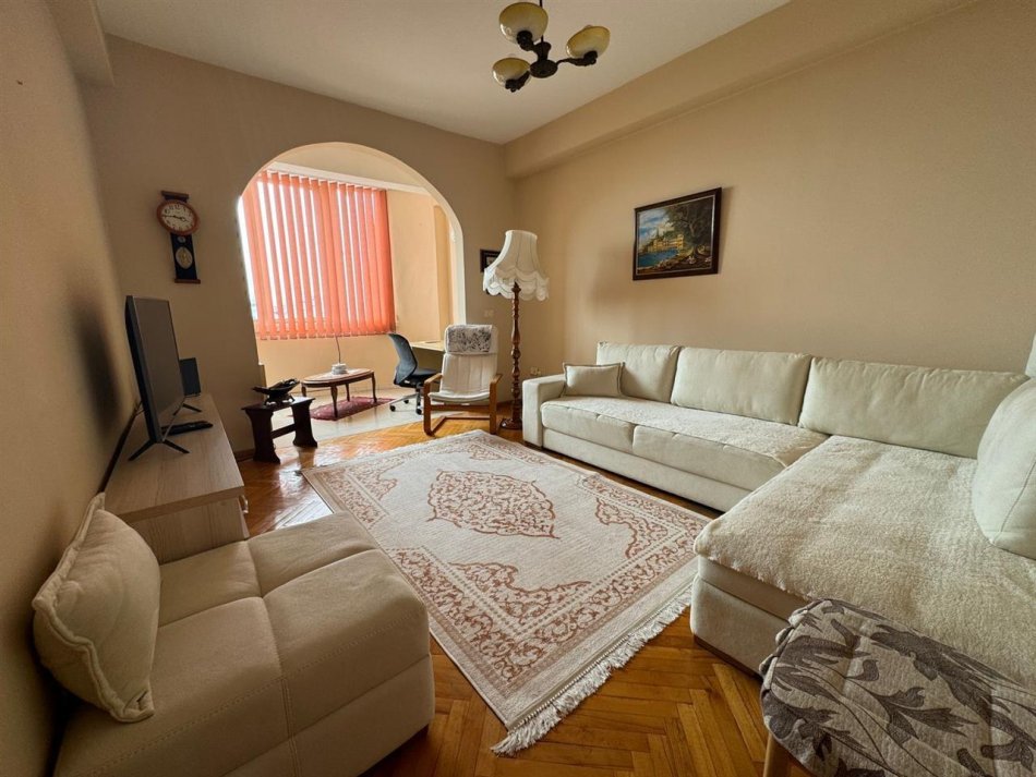 Durres, jepet me qera apartament 2+1 , 98 m² 450 €