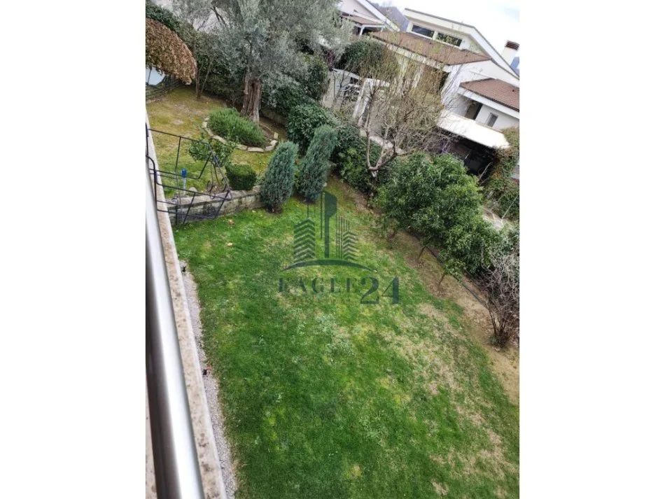 Tirane, jepet me qera 3+1+Aneks+Ballkon Kati 0, 550 m² 2.000 € (teg)