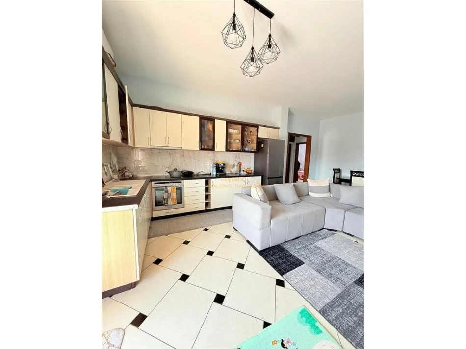 Tirane, jepet me qera shtepi 2+1+Ballkon Kati 1, 100 m² 400 € 