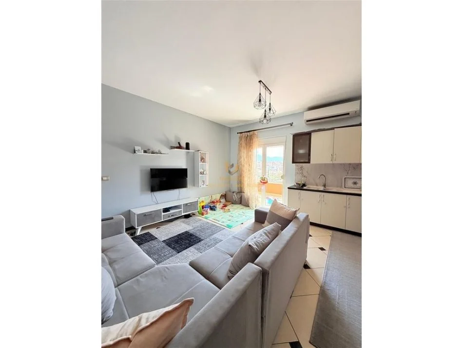 Tirane, jepet me qera shtepi 2+1+Ballkon Kati 1, 100 m² 400 € 