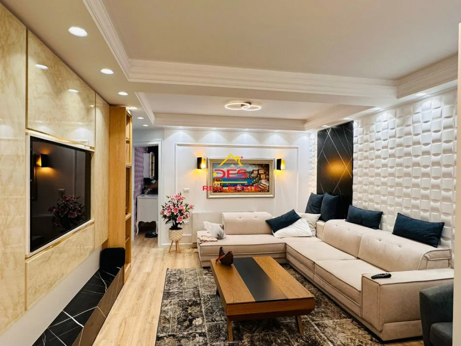 Vlore, jepet me qera apartament 2+1+Ballkon Kati 2, 120 m² 1.500 € (Rruga Murat Tërbaçi)