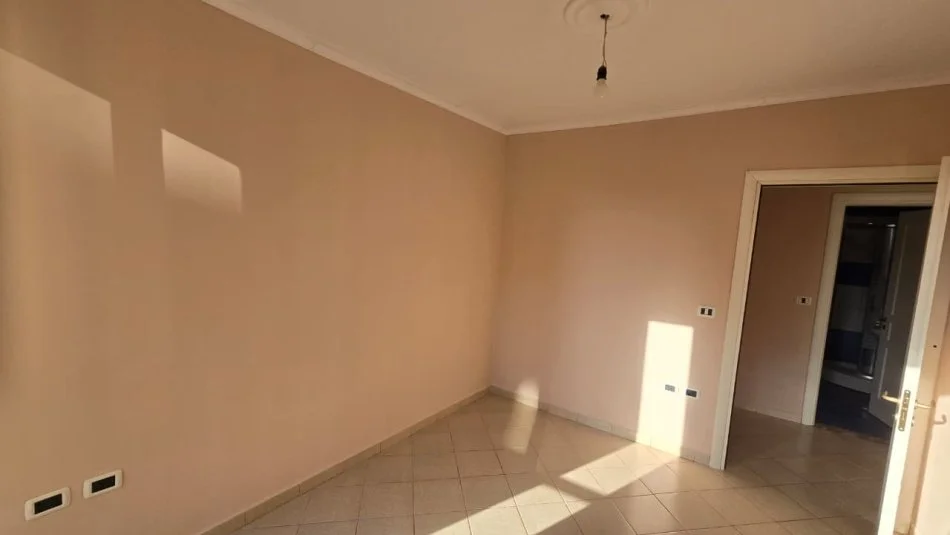 Tirane, shes apartament 2+1+Ballkon Kati 4, 90 m² 128.000 € (Yzberisht)