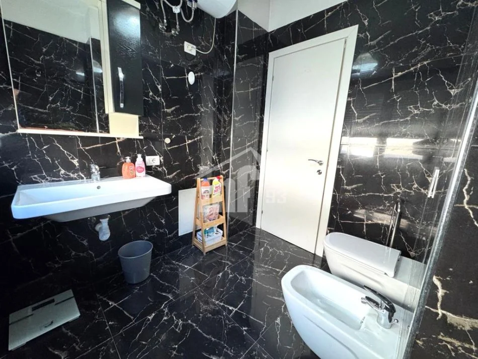 Tirane, jepet me qera apartament 2+1 Kati 9, 140 m² 1.000 € (PRANË RING CENTER, ZOGU I ZI)